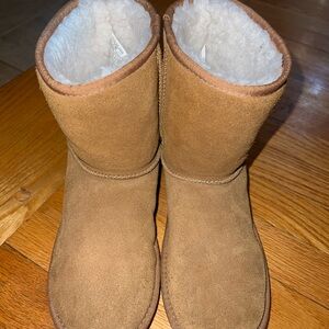 Koolaburra by UGG girls boots size 4